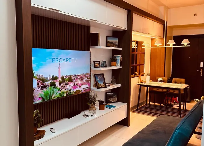 Cozy Uptown Park Tower 2 *