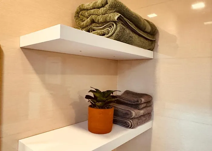 Cozy Uptown Park Tower 2 *