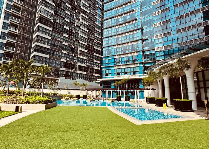 Cozy Uptown Park Tower 2